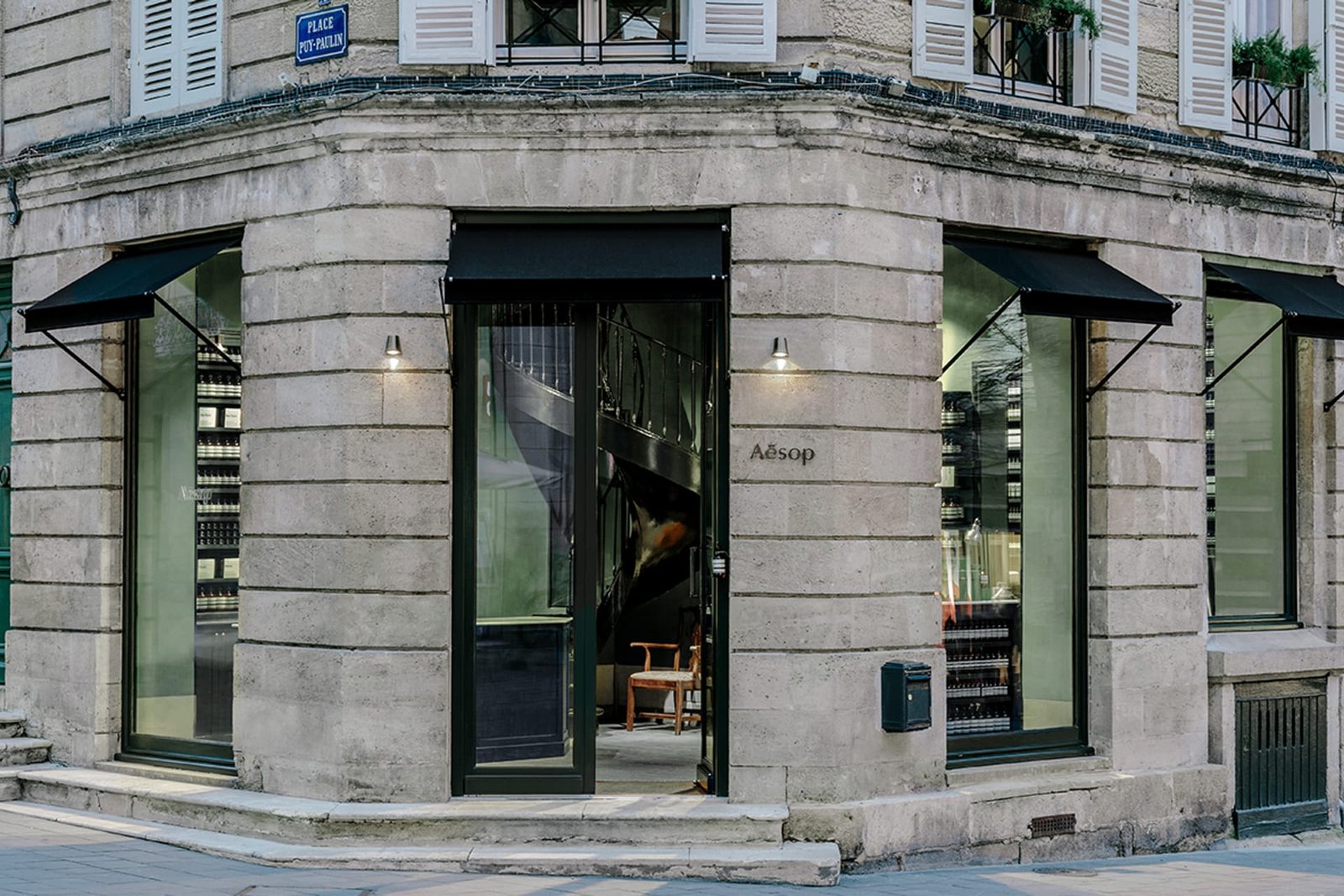 Clay-plastered wall at Aesop Bordeaux in a custom green.