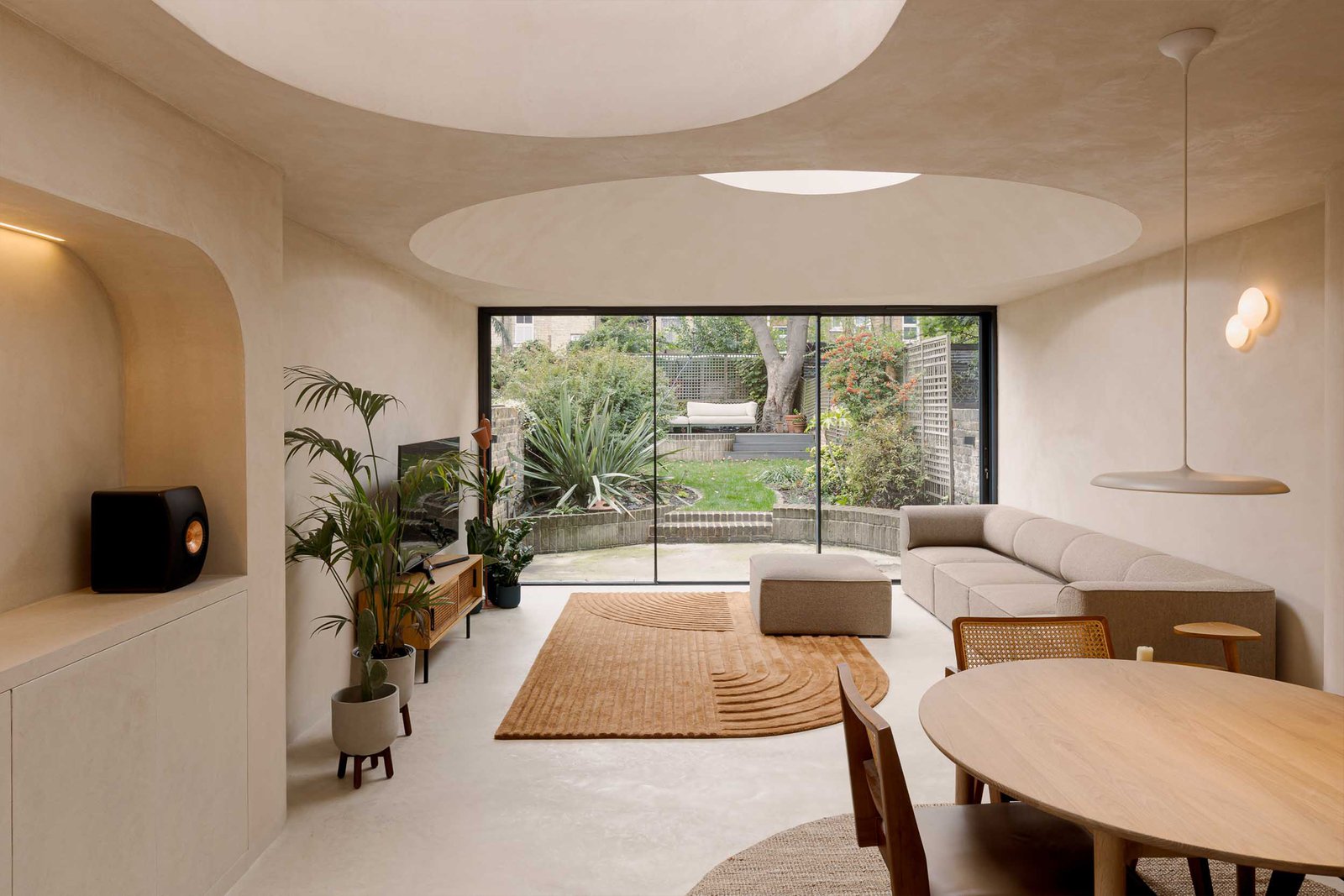 Clay-plastered interior at Dome House, London, in Smooth White WHI-03.