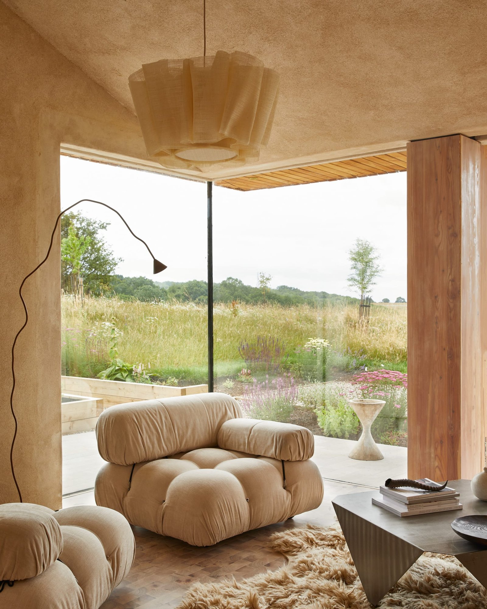 Clay-plastered walls and ceiling in the living room at The Makers Barn