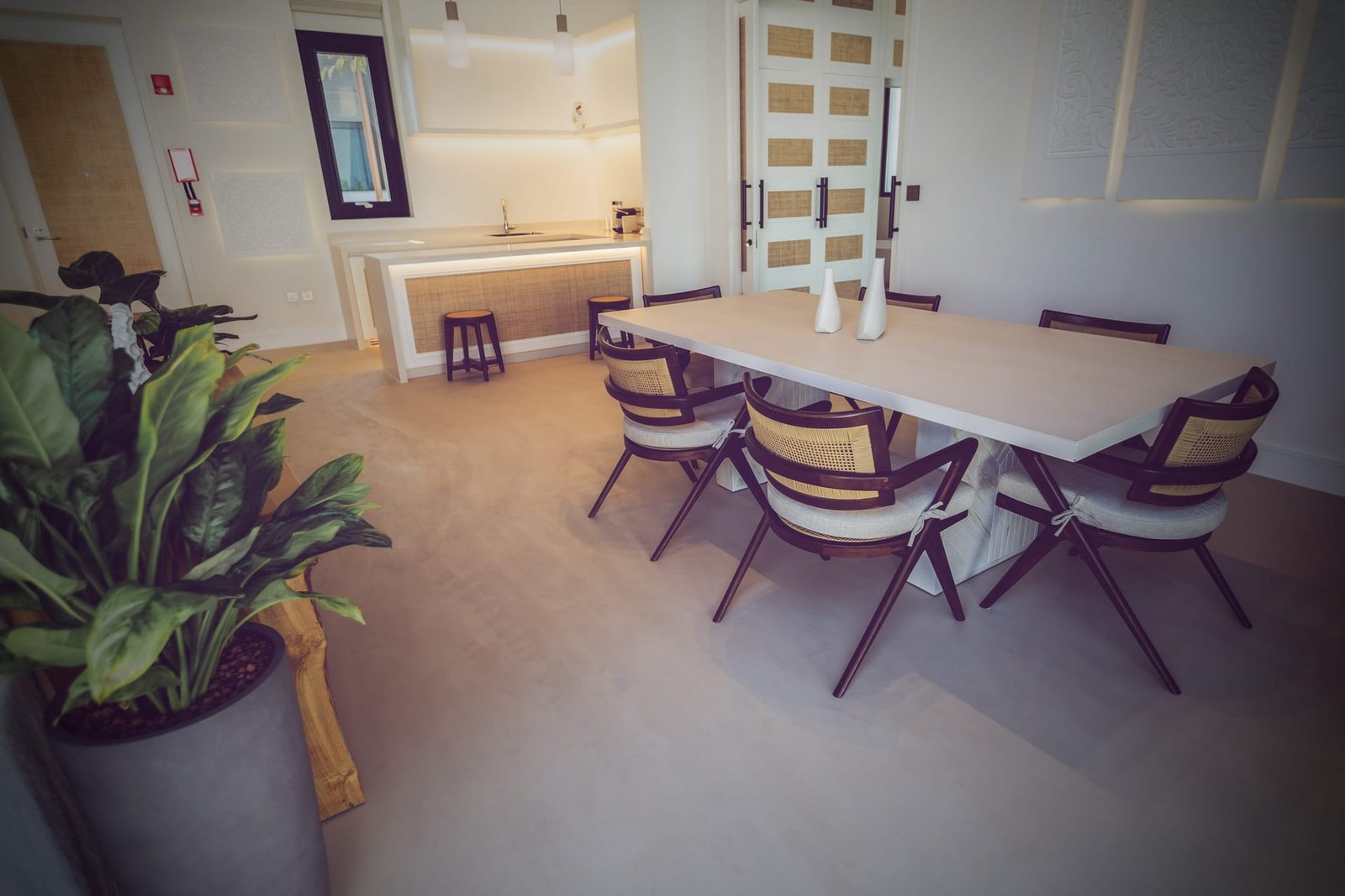 Microdur Plus microcement in the dining room at Maysan LXR, Doha