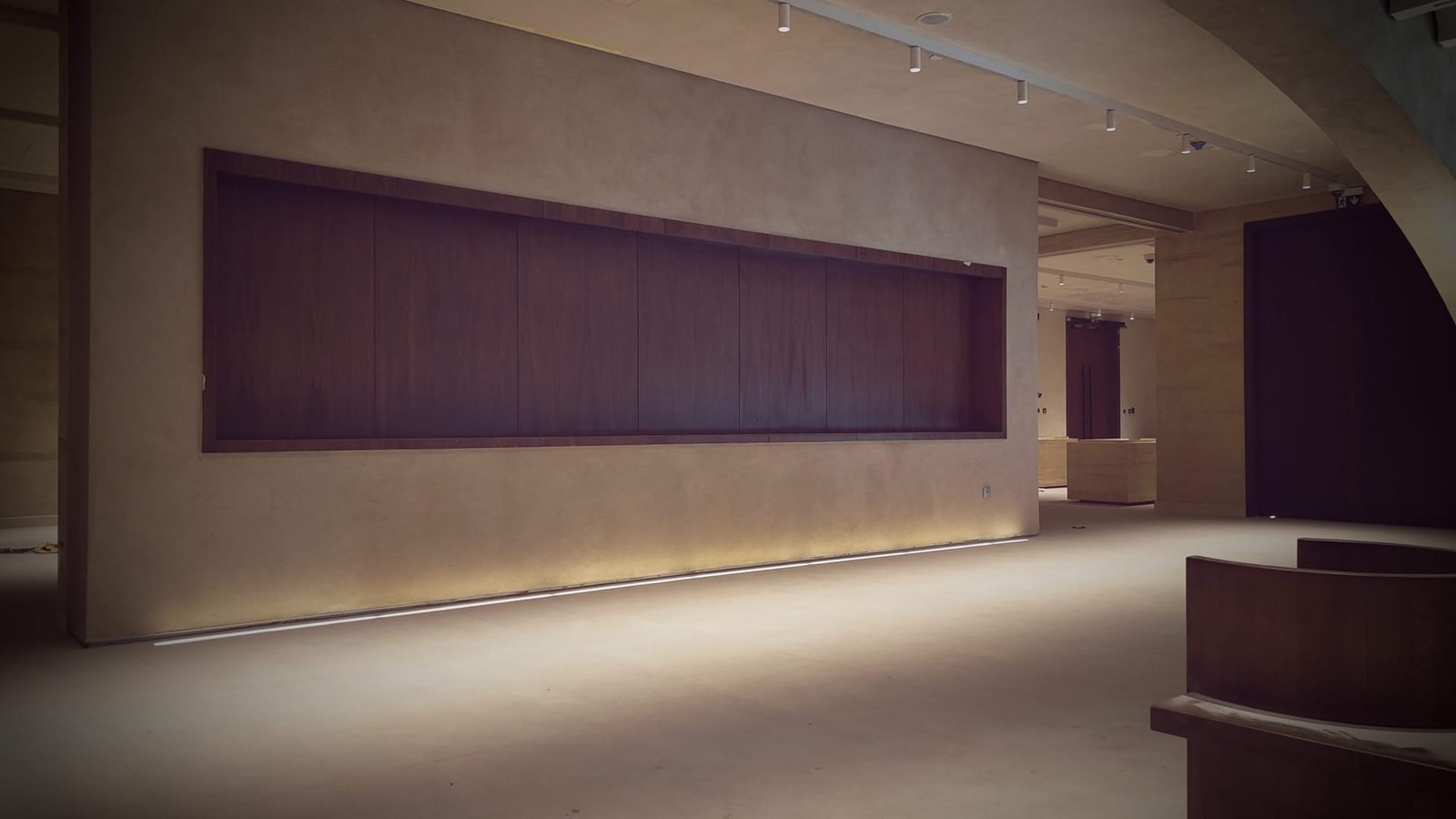 Gallery wall in pale Microtadelakt lime plaster with a horizontal banded texture, Calligraphy Museum, Madinah