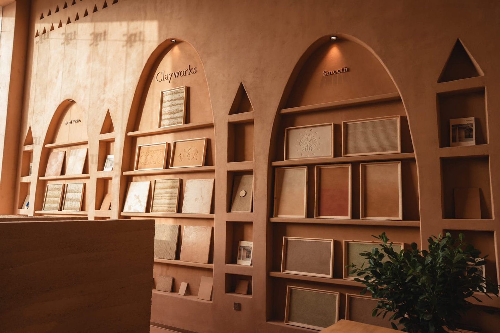 Arched display walls holding Cemher microcement sample boards, Conmarble showroom